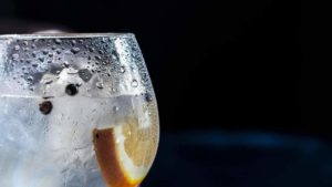 Kondenswasser bildet sich auf kaltem Glas Kondenswasser bildet sich auf kaltem Glas