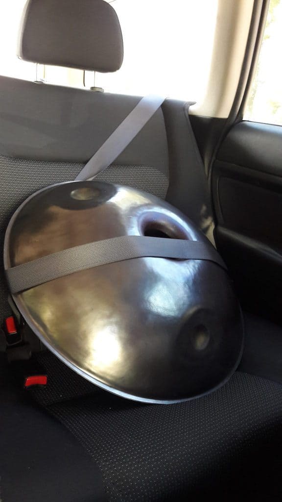 Handpan von Heliton Handcrafts im Auto