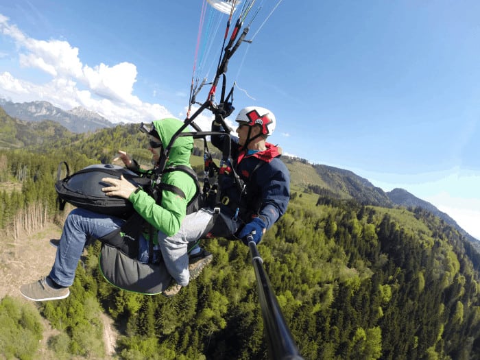 Jeremy beim Paragliding in den französischen Alpen
