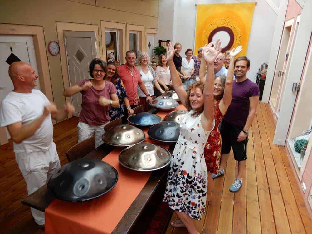 Cora Krötz mit den Teilnehmerinnen des Handpan-Wochenendes im Juli 2019