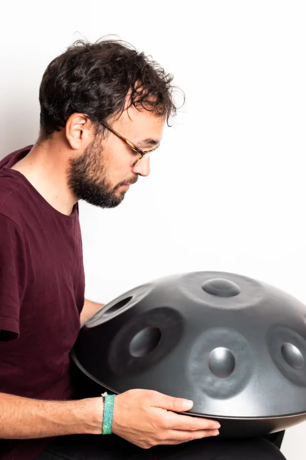 Mann mit der beliebtesten Handpan für Anfänger in D-Kurd Stimmung