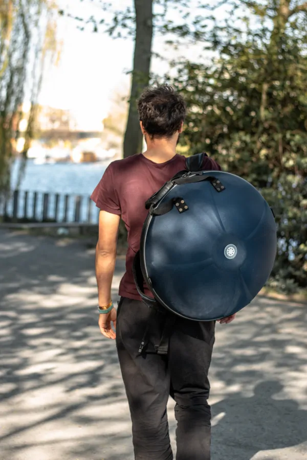 Mann Transportiert Handpan in Tasche