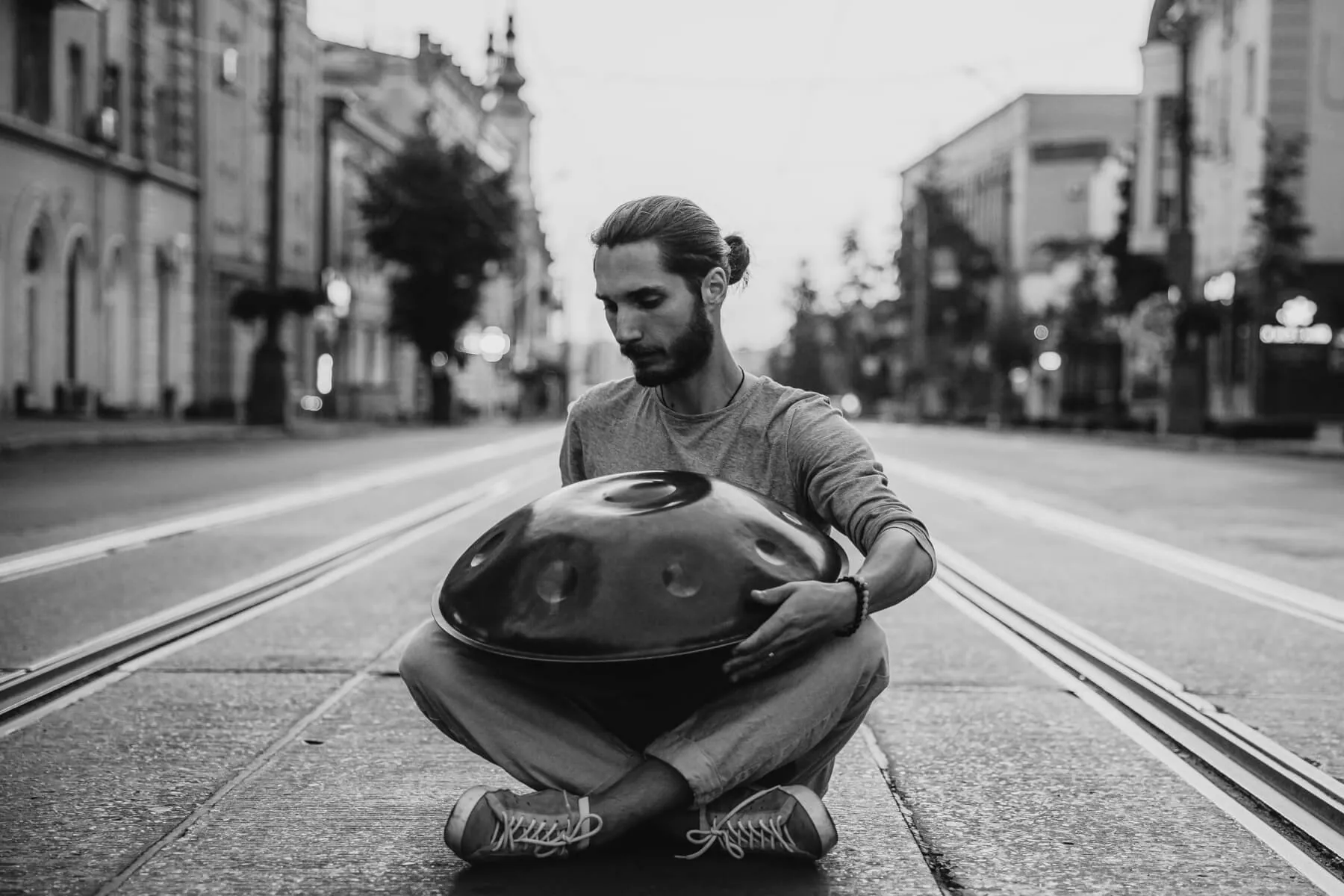 Handpan Herkunft - Hang Instrument Herkunft - Mann Spielt Handpan auf einer Straße