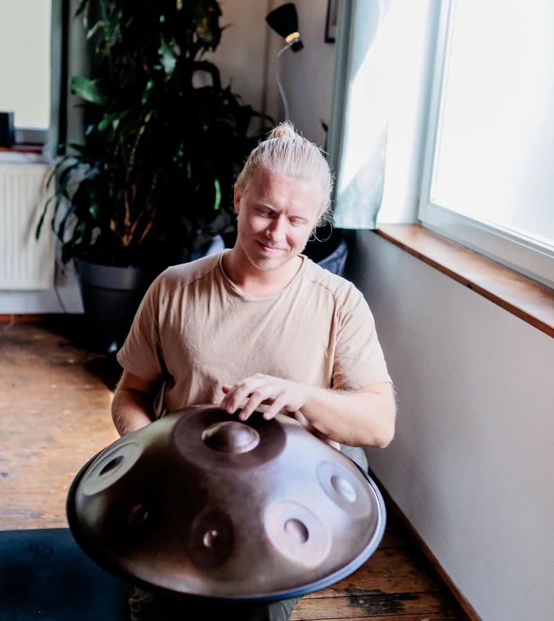 Handpan Workshop Balingen mit Max Neumann spielt Handpan