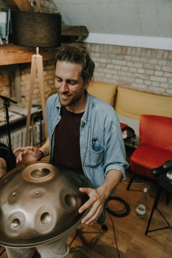 Handpan Workshop Karlsruhe David Reich mit Handpan auf dem Schoß