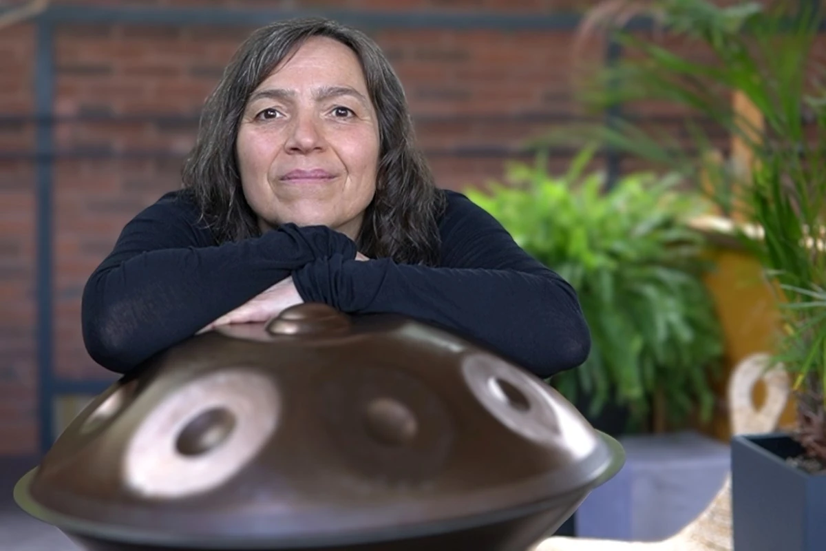 Handpan kaufen Saarbruecken mit Karin Graf an der Handpan