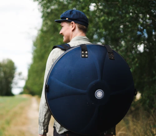 Mann mit Handpan Tasche transportiert Handpan in Hardcase auf dem Rücken