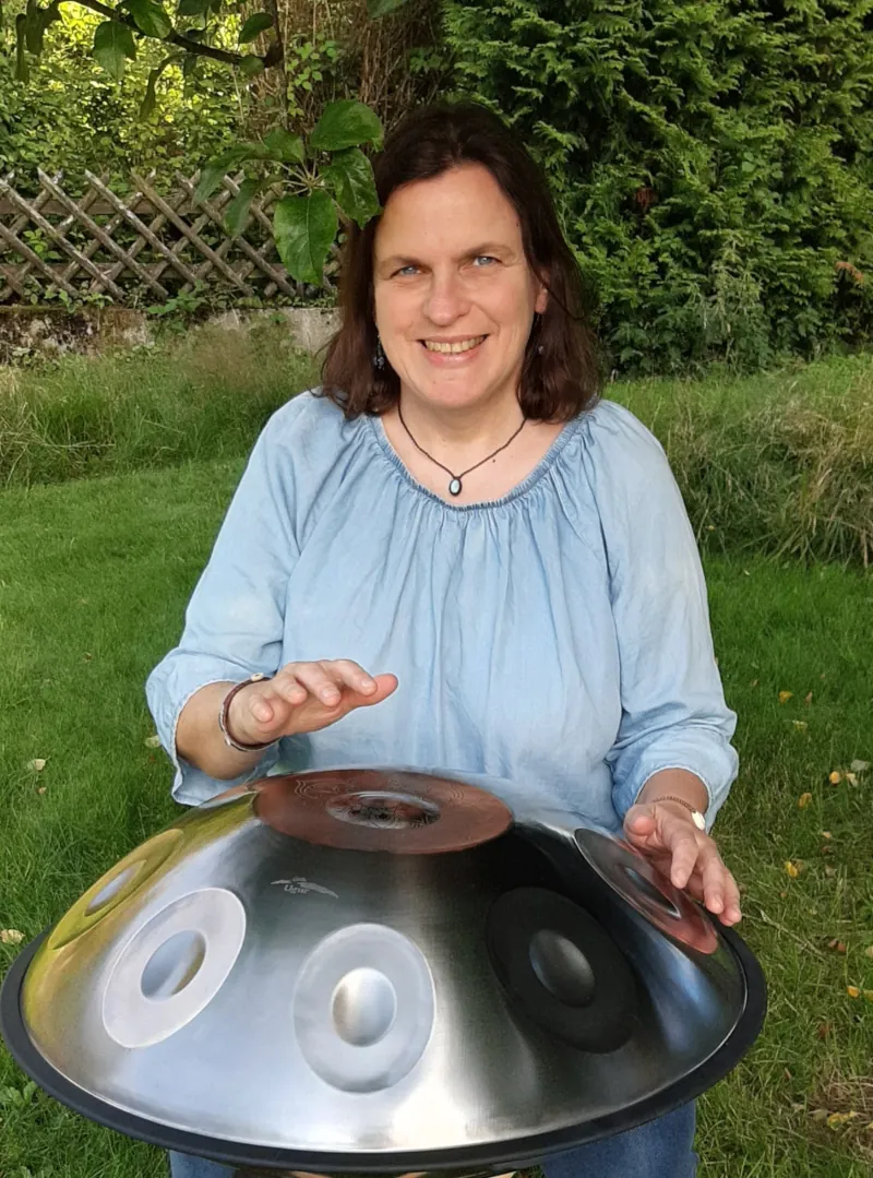 Handpan kaufen Leutkirch-Hinznang mit Antje Leydel-Lehmann an der Handpan