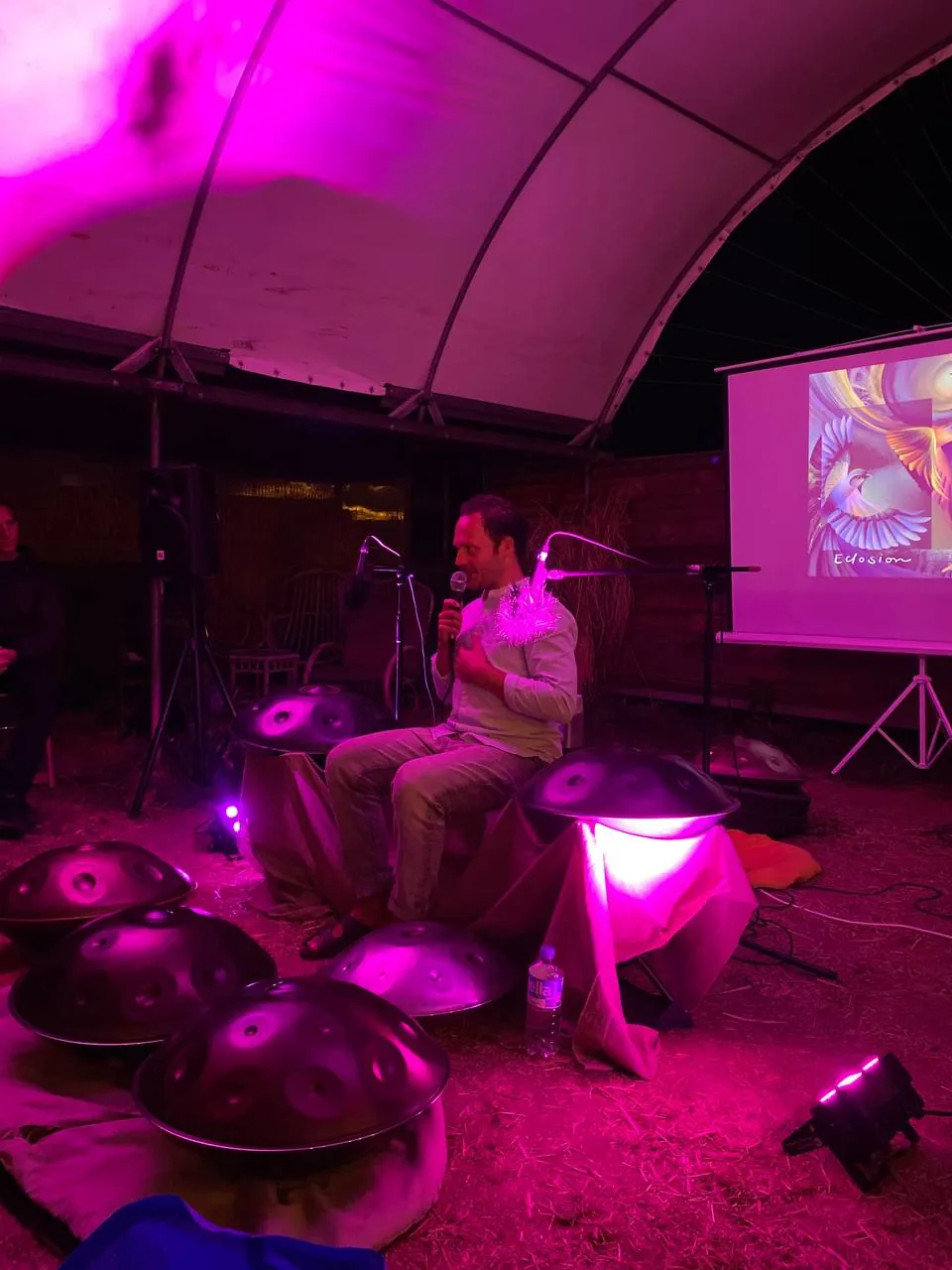 Louis L. bei einem Konzert mit 5 Handpans