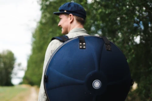 handpan zubehör mann mit blauer handpan tasche auf dem rücken