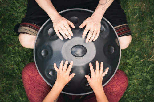 Handpan Kaufberatung vor Ort - Zwei Personen spielen Handpan im Garten