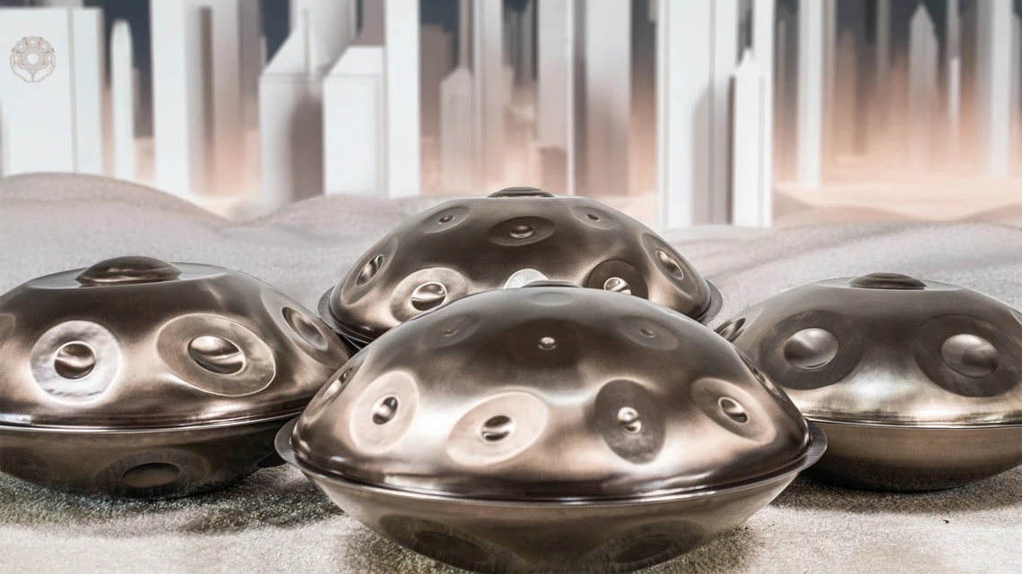 Vier Mudra Handpans in Silber liegen nebeneinander