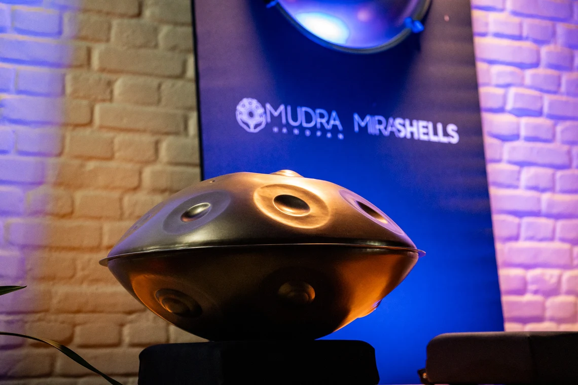 Mudra Handpan auf einem Podest