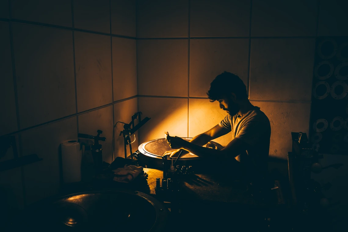 Rafael beim Stimmen einer Mudra Handpan