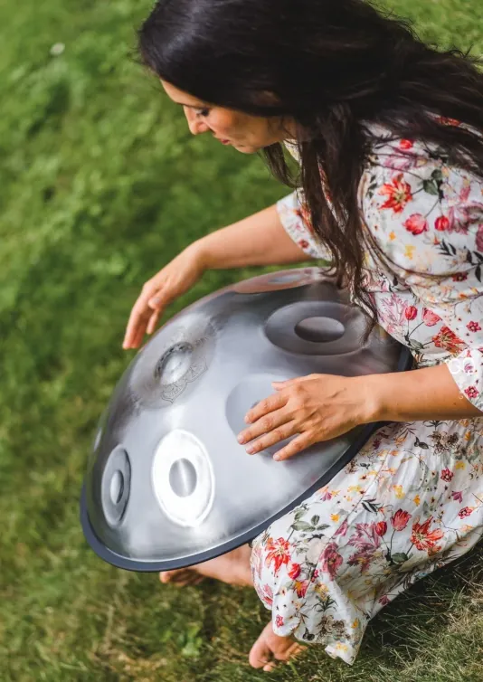 handpan kaufen in evessen bei braunschweig - Manuela spielt Handpan im Garten