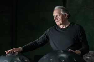 handpan workshop guenzburg – kursleitung charly boeck mit zwei handpans